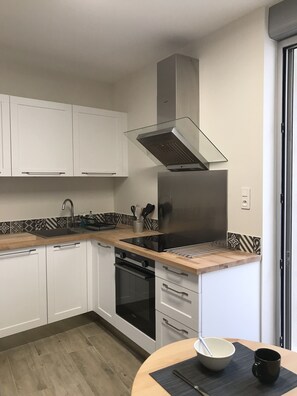 Microwave, dishwasher, coffee/tea maker, cookware/dishes/utensils