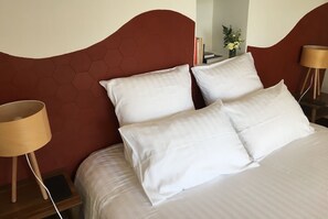 2 Schlafzimmer, Schreibtisch, Bügeleisen/Bügelbrett, Reisekinderbett