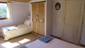 2 chambres, bureau, fer et planche Ă repasser, lit parapluie