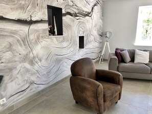 TV - Family suite in bed and breakfast, Auvergne, Puy de Dôme (Châteauneuf-Les-Bains)