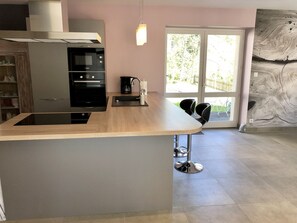 Een koelkast, een magnetron, een oven, een kookplaat