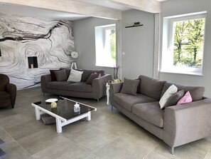 Télévision, baby-foot