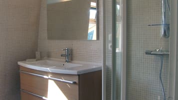 Douche, sèche-cheveux, serviettes fournies, savon