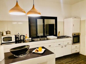 Kjøleskap, mikrobølgeovn, ovn og kokeplater