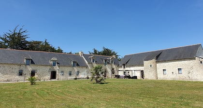 Beau Manoir du 14e S -Bretagne-Morbihan-SURZUR - le colombier de kerguezec
