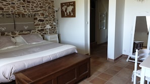 10 bedrooms, desk, iron/ironing board, free WiFi