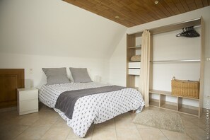 2 slaapkamers, een strijkplank/strijkijzer, reisbedje, gratis wifi