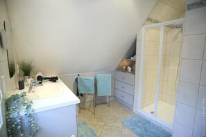 Een douche, een haardroger, handdoeken, toiletpapier