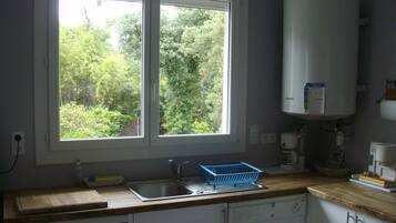 Cafetière/bouilloire, réfrigérateur, micro-ondes, four