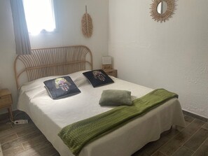 1 slaapkamer, een strijkplank/strijkijzer, gratis wifi, beddengoed