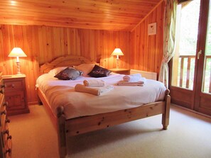 4 habitaciones, tabla de planchar con plancha, wifi y ropa de cama 