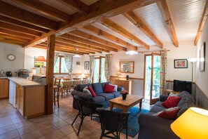 Televisie, een dvd-speler, een tafeltennistafel en een stereo