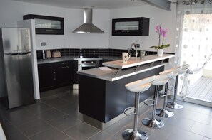 Réfrigérateur, micro-ondes, four, plaque de cuisson