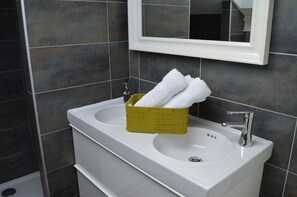 Sèche-cheveux, serviettes fournies, savon, papier toilette