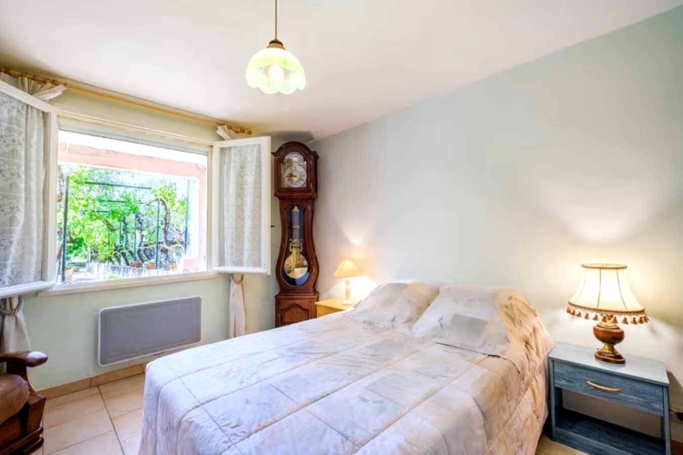 2 habitaciones, tabla de planchar con plancha y cuna de viaje 