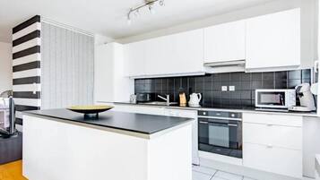 KĂŒhlschrank, Mikrowelle, Ofen, Herdplatte