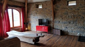 Fernseher, Kamin, Bücher