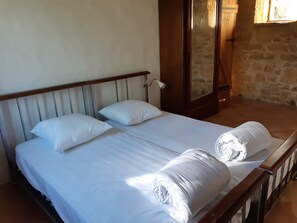 4 dormitoris, escriptori, planxa i posts de planxar i wifi gratuïta 