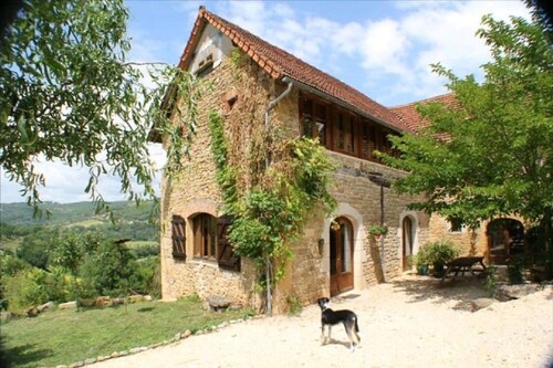 Suuri talo upealla näköalalla Lot-laaksossa, jossa on oma uima-allas