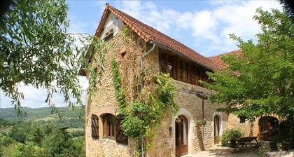 Suuri talo upealla näköalalla Lot-laaksossa, jossa on oma uima-allas