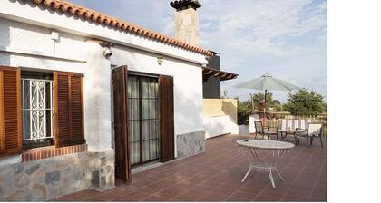 Kaunis remontoitu huvila yksityisellä uima-altaalla 1300 metrin tontilla, erittäin hiljainen