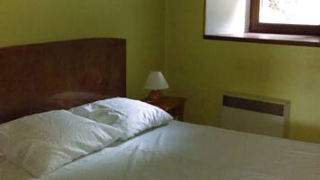 3 makuuhuonetta, silitysrauta/-lauta