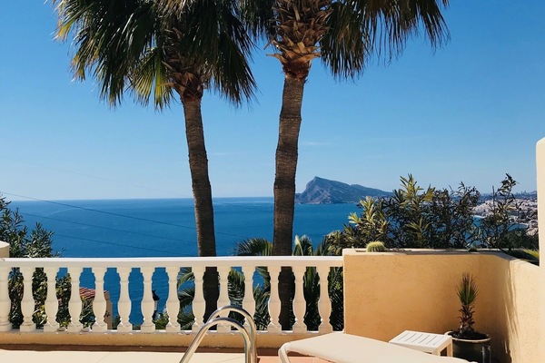 très belle villa, avec vue sur piscine et la mer