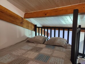 4 bedrooms, desk, iron/ironing board, travel crib