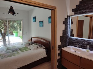 4 bedrooms, desk, iron/ironing board, travel crib