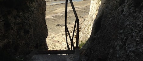 Vlak bij het strand, ligstoelen aan het strand