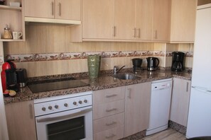 Kjøleskap, mikrobølgeovn, ovn og kokeplater