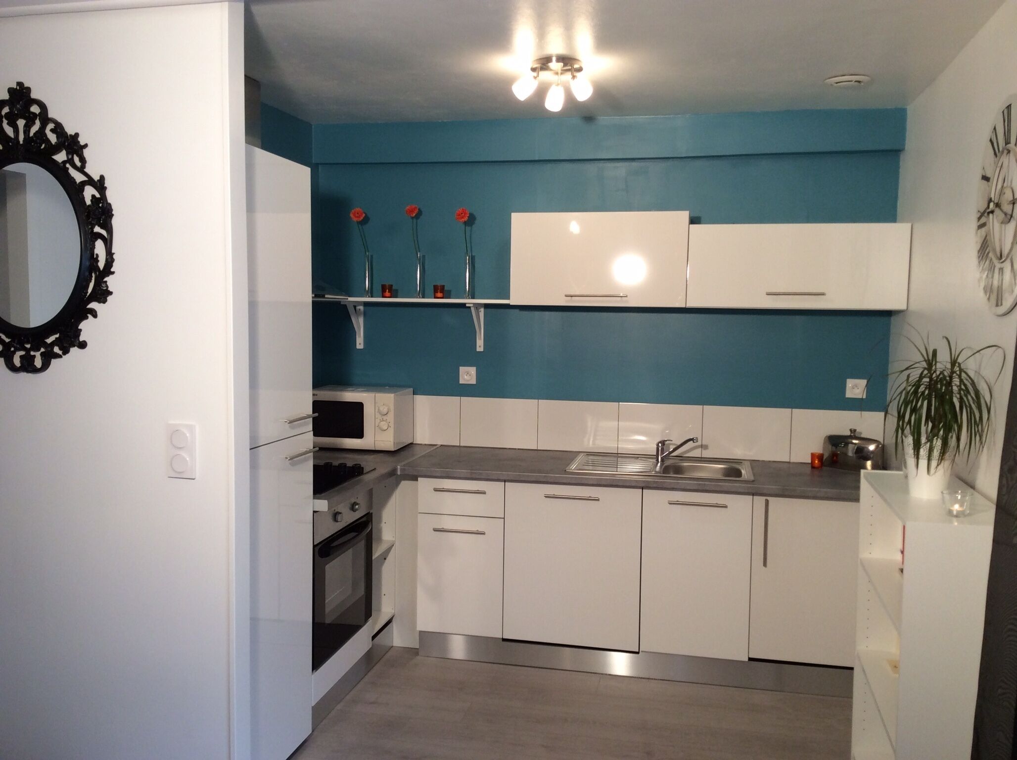 Réfrigérateur, micro-ondes, four, plaque de cuisson