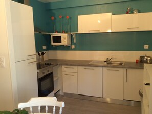 Kjøleskap, mikrobølgeovn, ovn og kokeplater