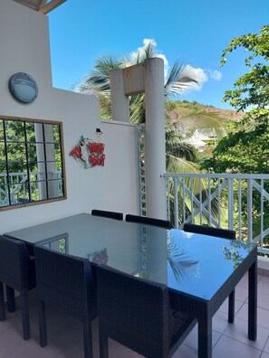 Outdoor dining - Le 222***, superb Duplex T4, residence with swimming pool, beach and restaurants 500m away (Le Diamant)
