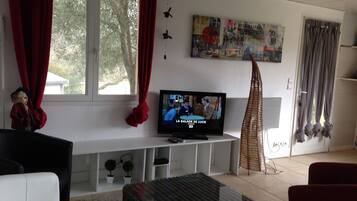 Fernseher, DVD-Player, Bücher, Stereoanlage