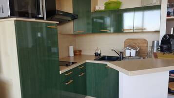 Microwave, oven, coffee/tea maker, cookware/dishes/utensils