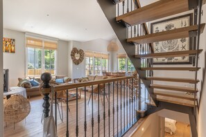 Télévision, table de tennis de table, livres, imprimantes