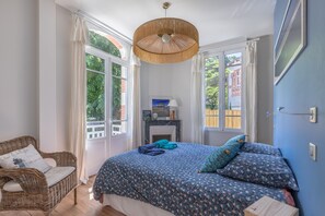 6 Schlafzimmer, Schreibtisch, Bügeleisen/Bügelbrett, Reisekinderbett