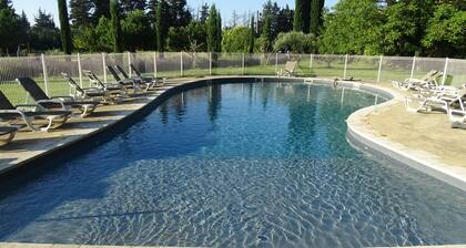 the charm of a duplex, on the ground floor, and by the river