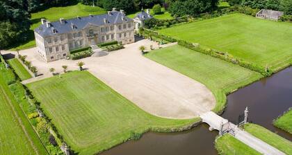 Talo sijaitsee linnapuistosta Pont-Rilly in Négreville Manche