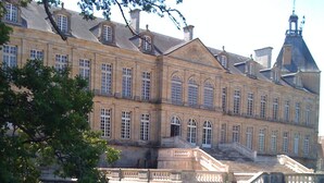 Un edificio storico con un’ampia distesa d'acqua di fronte.