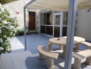 Outdoor dining - Gite la lieutenance a la campagne accepts pets (Bransat)