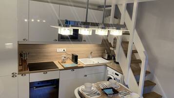 Een koelkast, een microgolfoven, een oven, een kookplaat