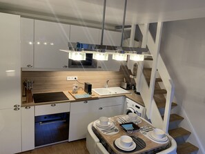 Kjøleskap, mikrobølgeovn, ovn og kokeplater