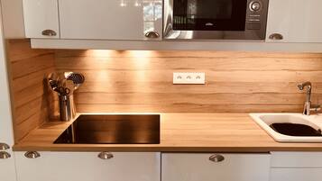 Een koelkast, een microgolfoven, een oven, een kookplaat