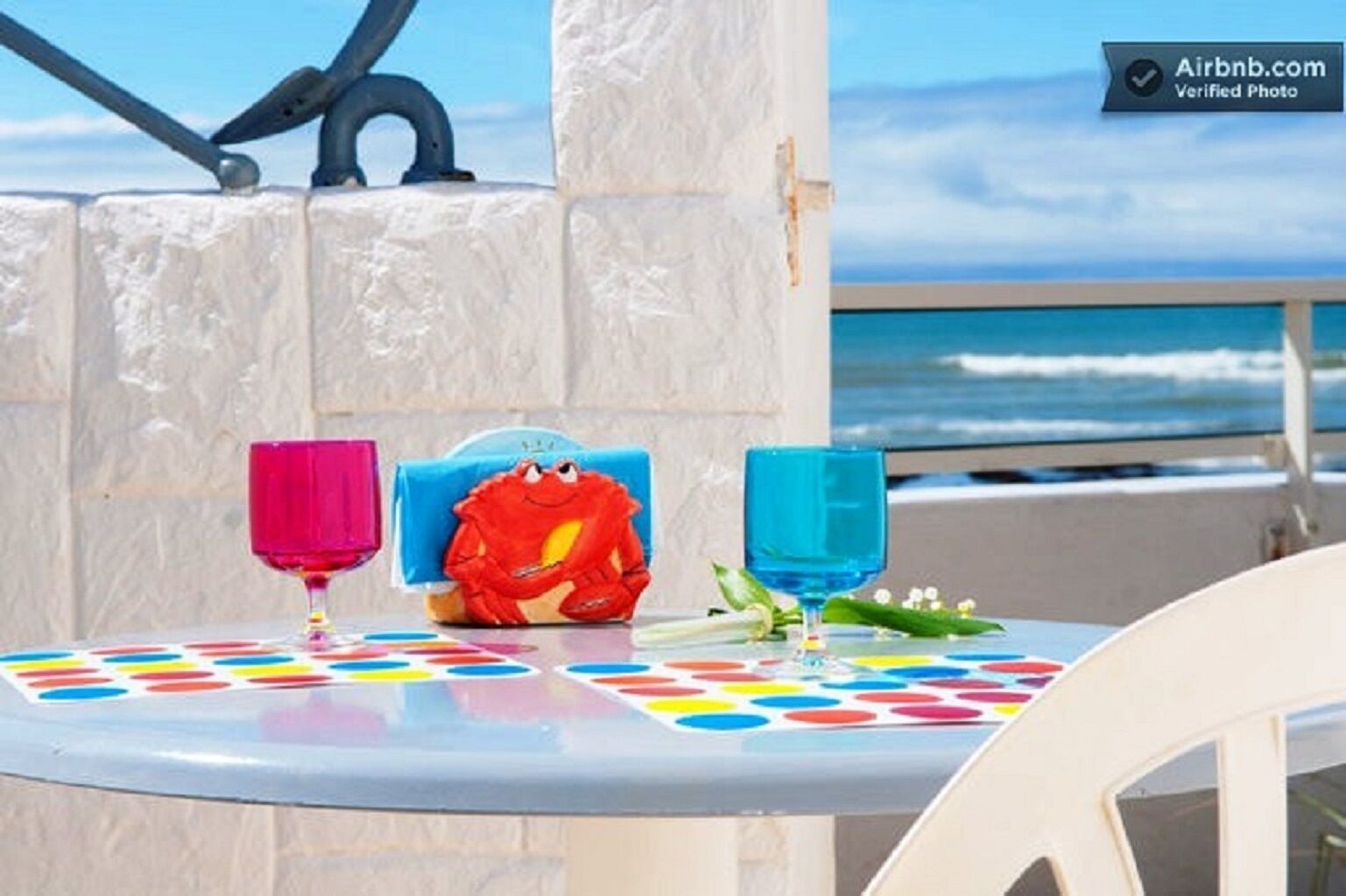 BEACH-FRONT COTTAGE / STUDIO. ROMANCE FOR 2. Linen provided.
