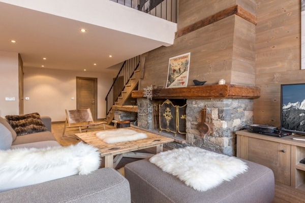 séjour avec cheminée et TV