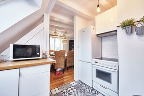 Fridge, microwave, oven, stovetop