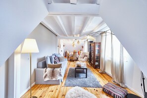 Televisie, een open haard en een dvd-speler