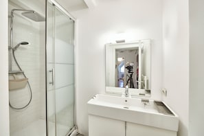 Badewanne, Haartrockner, Handtücher, Toilettenpapier